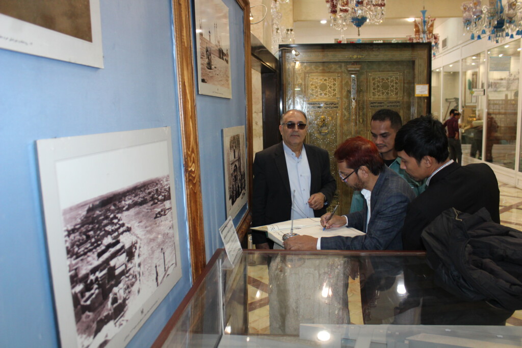 بازدید هنرمندان قرآنی بین‌المللی از نمایشگاه «بسم‌الله» موزه فاطمی