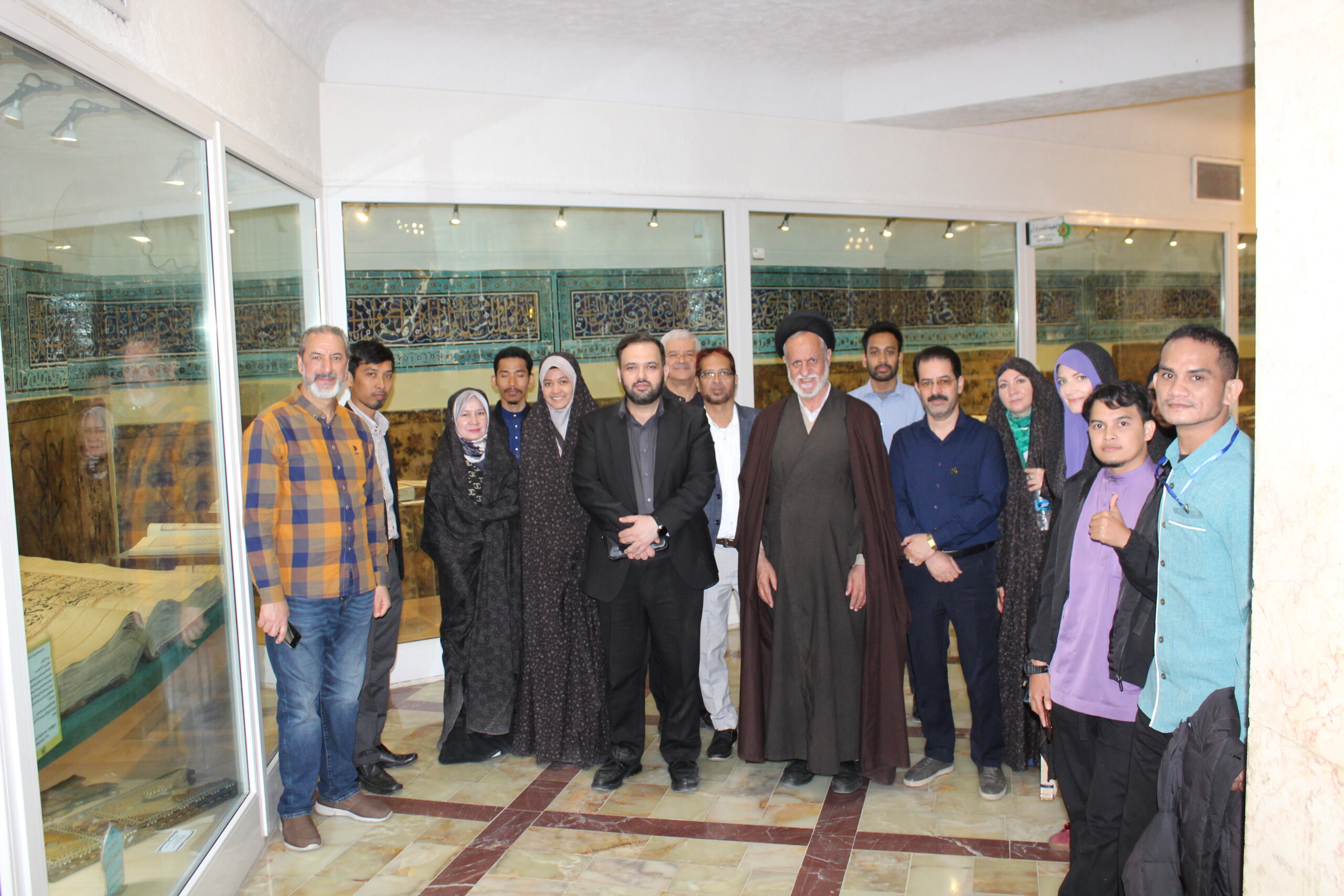 بازدید هنرمندان قرآنی بین‌المللی از نمایشگاه «بسم‌الله» موزه فاطمی