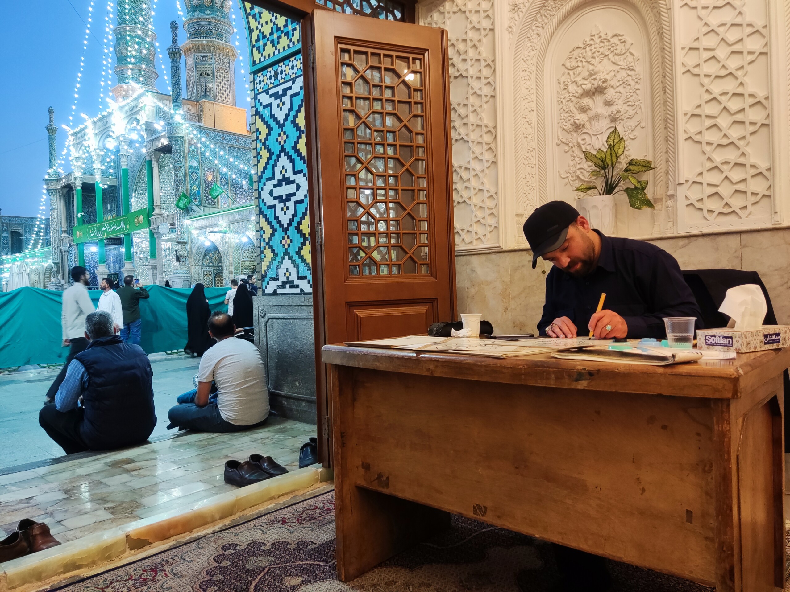 برپایی میز خطاطی اسامی و القاب حضرت معصومه(س) در حرم مطهر بانوی کرامت + تصاویر