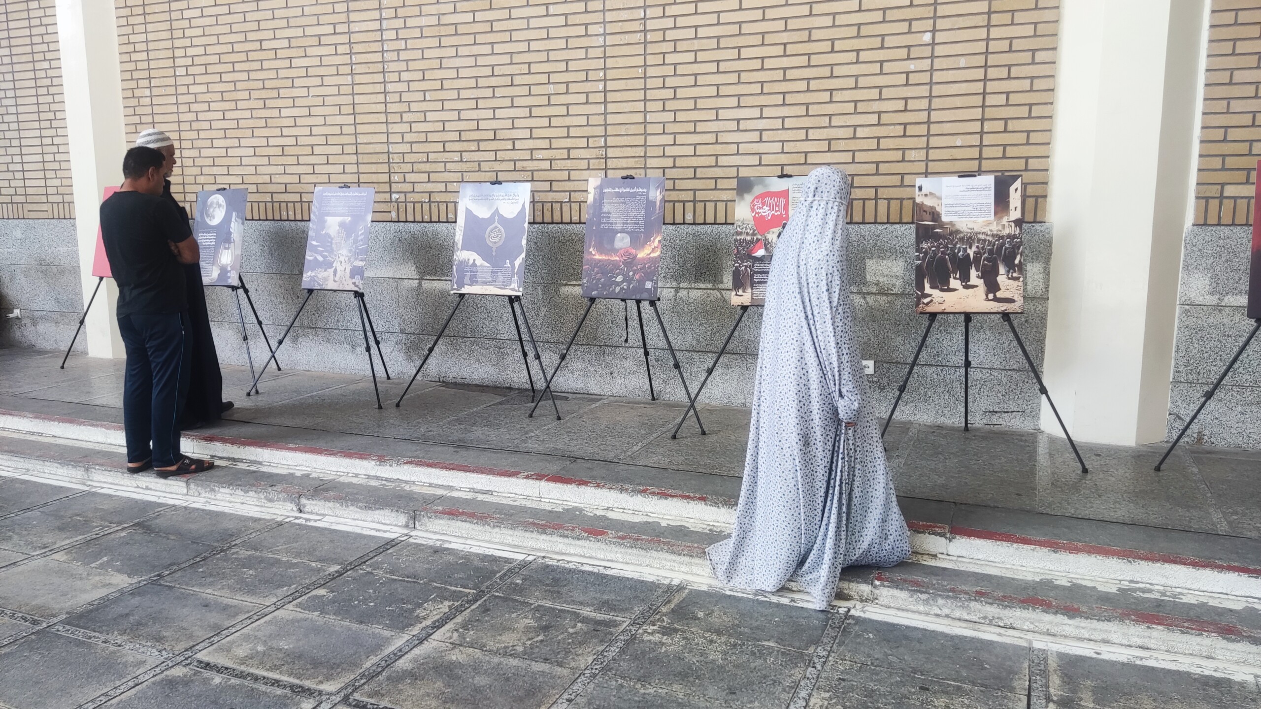  نمایشگاه عکس «روایت مقاومت» در حرم حضرت معصومه (س) برپا شد