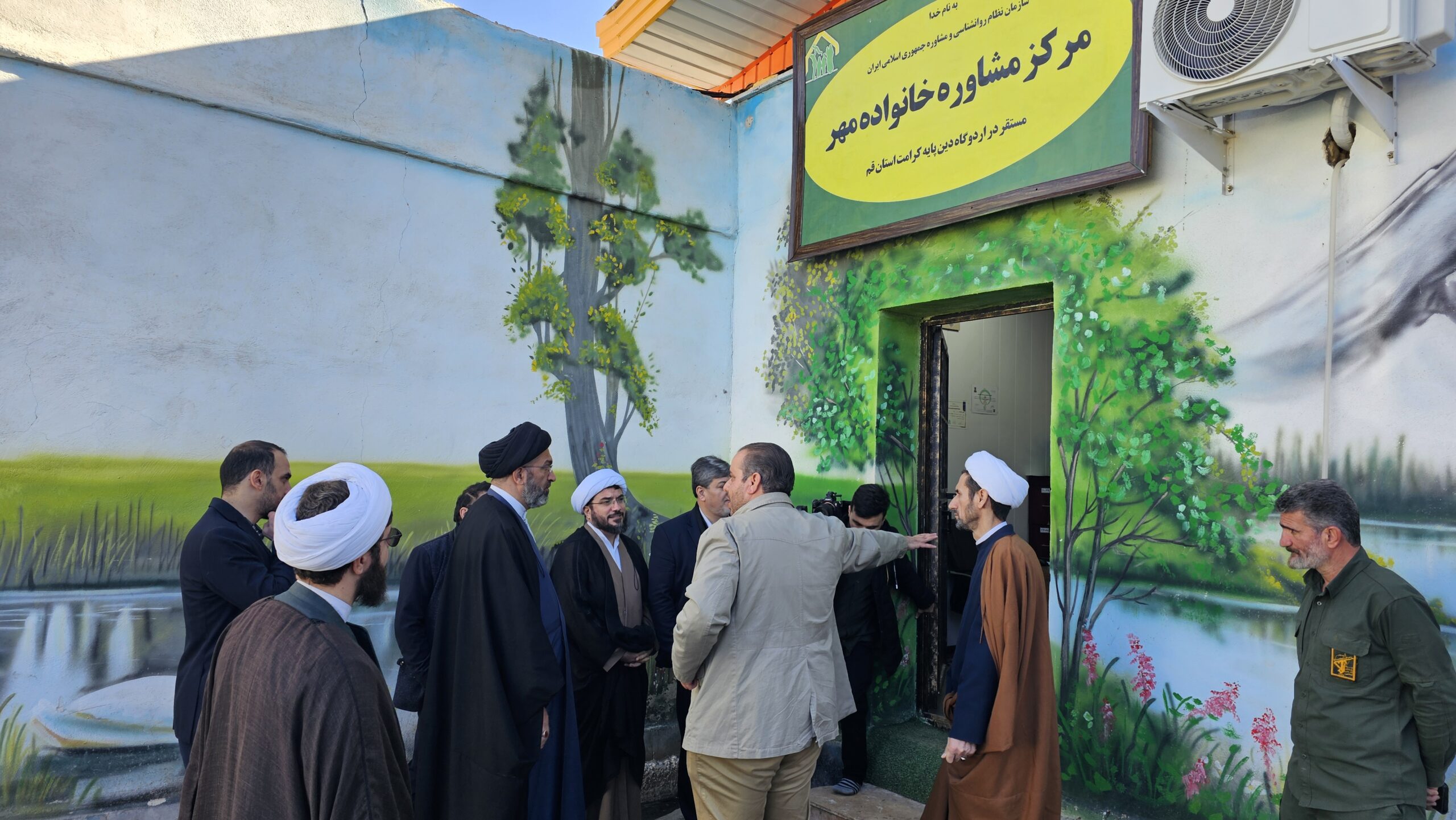 بازدید جمعی از مسئولان حرم مطهر بانوی کرامت از کمپ ترک اعتیاد کرامت قم