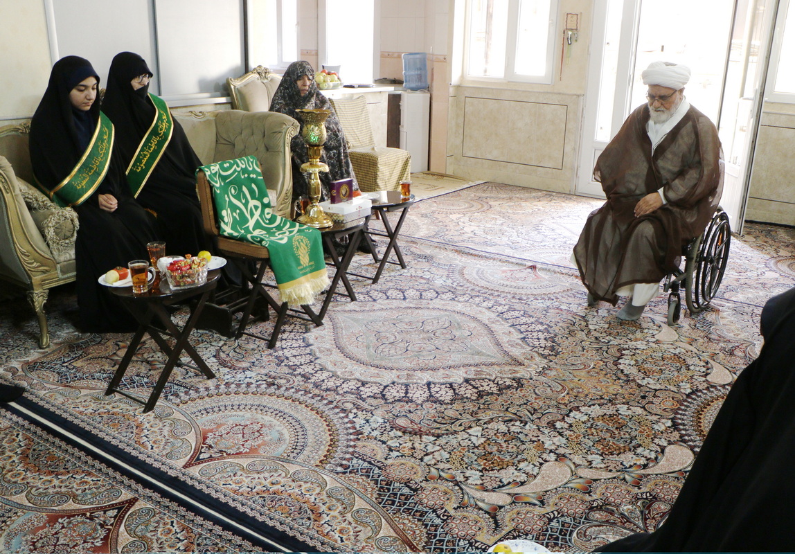 تقدیر از خانواده شهدا و جانبازان مدافع حرم توسط سفیران کریمه اهل بیت(س)
